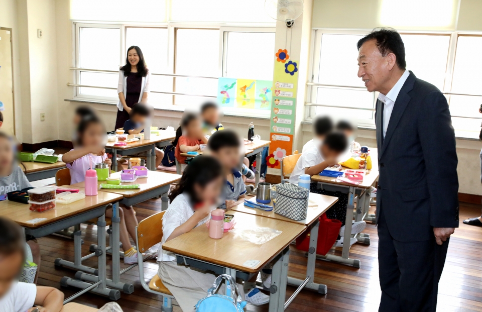 지난 3일 설동호 대전교육감이 급식이 중단된 대전지역 초등학교 현장 점검을 하고 있다.(사진제공=대전교육청)