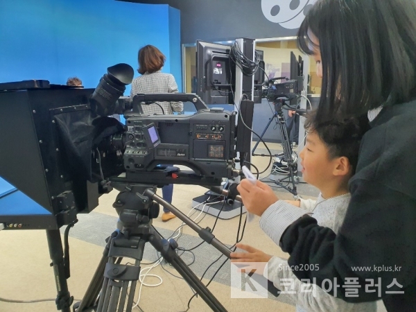 7세 최경준 어린이가 이기쁨 미디어 강사와 장비체험을 하고 있다.