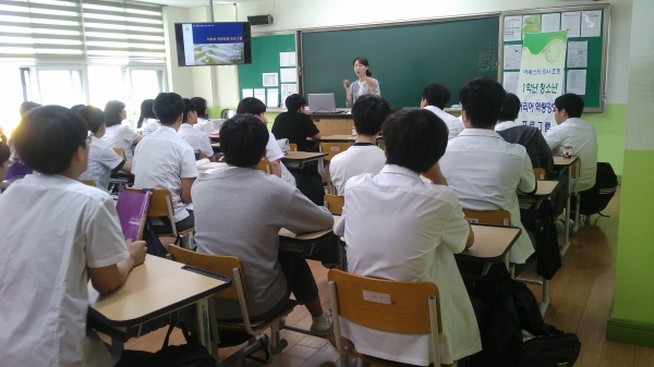 에쎄이 강사님의 강의를 듣고 있는 1학년 학생들의 모습이다.