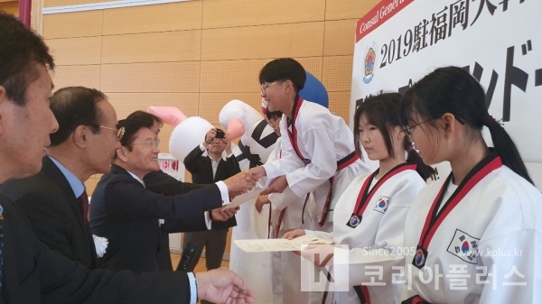 박지효 선수가 주후쿠오카대한민국총영사관 손종식 총영사에게 메달을 수여 받고 있다.