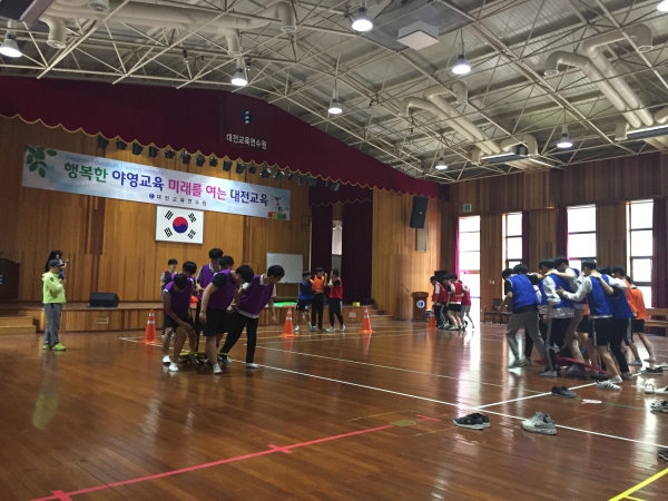 대전가오고등학교 2학년 학생들이 공동체프로그램에 참여하고 있다.