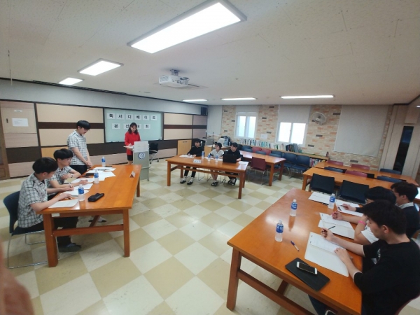 예선에 통과한 학생들이 대전가오고등학교 매향도서관에서 독서 디베이트를 진행하고 있다.
