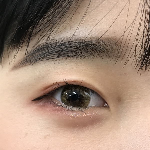 다음은 가오고등학교 1학년 학생의 눈 화장이다.
