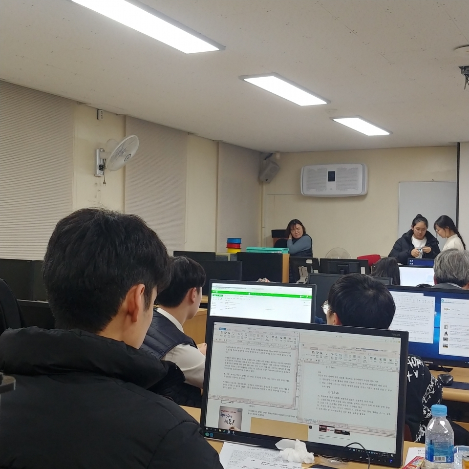 가오고등학교 학생들이 컴퓨터실에서 수업을 받고있다.