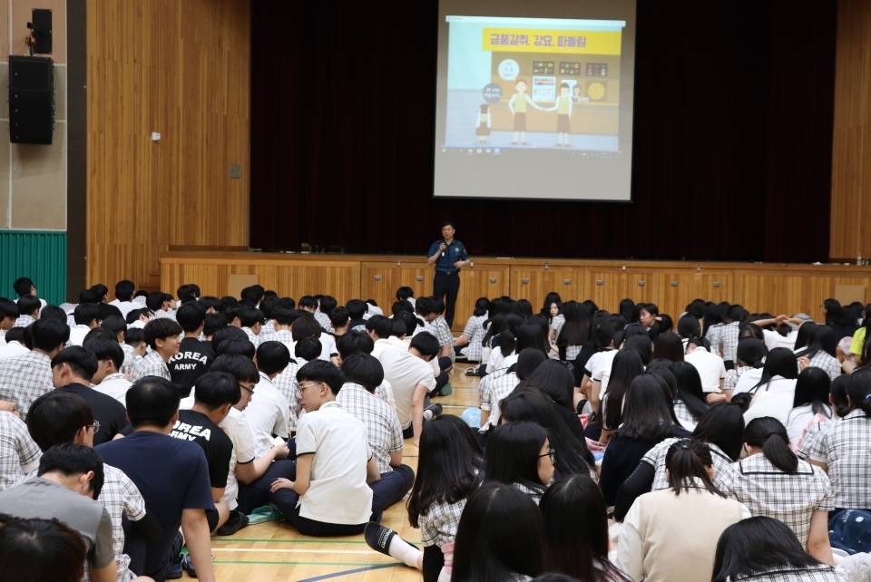 대전가오고등학교에 경찰관이 와서 강의를 하고있다.