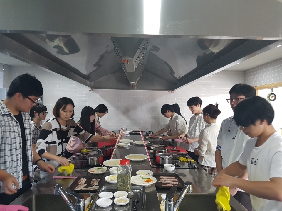 가오고등학교 학생들이 요리실습을 하고있다.