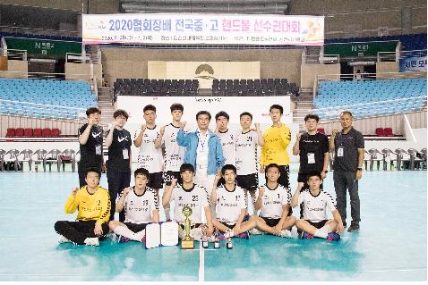 대전대성고등학교 핸드볼부 학생 및 교직원 일동이 우승 후 기념촬영에 임하였다.