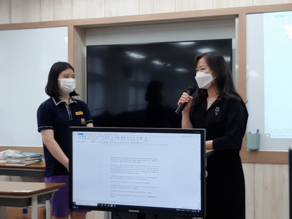 【대전=코리아플러스】 설유진 기자 = 대전버드내중학교 청소년·환경기자단 전혜주 기자는 오전 9시 1교시에 다목적실에서 학교 신문 만들기를 위한 인터뷰를 하고 있다.