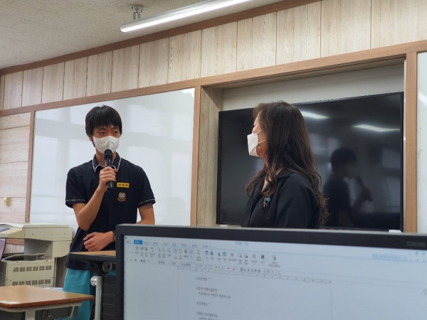 6일 대전버드내중학교 청소년기자단 정치행정부장이 교감선생님과 인터뷰를 하고있다.