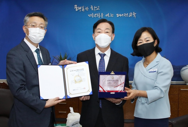 【대전 = 코리아플러스】 김주연 기자 = 대전시교육청은 제10회 대한민국 소셜 미디어 대상 2020(KOREA SNS AWARD 2020)에서 교육기관 부문 ‘대상’을 수상했다.