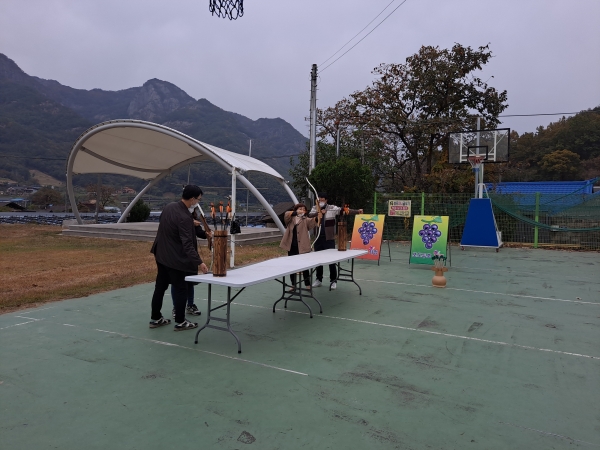 [영동=코리아프러스] 김종배 기자 = 성덕중학교 선생님들이 국궁활쏘기체험을 하고 있다.