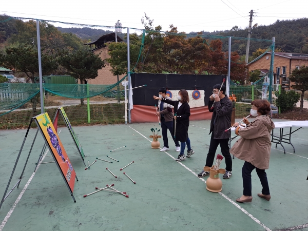 [영동=코리아플러스] 김종배 기자 = 성덕중학교 선생님들이 포도투호체험을 하고 있다.