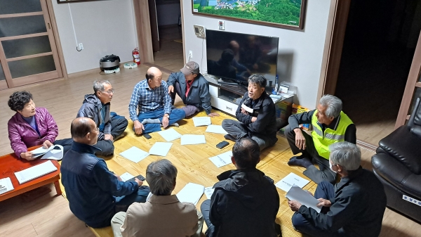 [영동=코리아플러스] 김종배 기자 = 영동금강모치마을 경로당에서 2021년 '마을만들기 지원사업' 을 신청하기 위해 회의를 하고 있다.