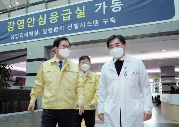 장종태 대전 서구청장은 14일 감염병 전담병원으로 지정된 대전 을지대학교병원을 방문하여 최일선 현장을 살피고, 의료진들을 격려했다.