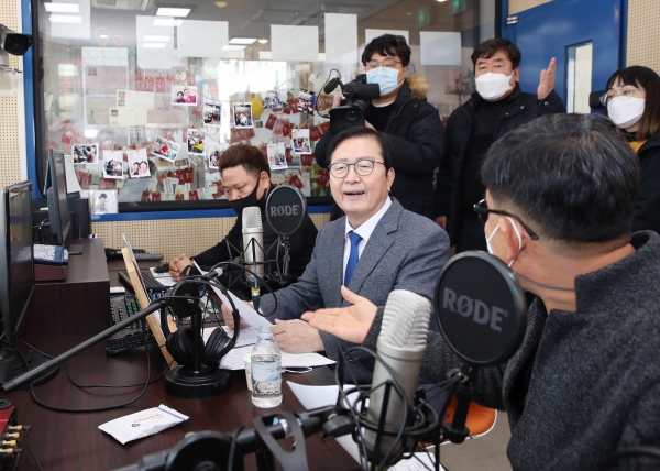 장종태 대전 서구청장은 4일 한민시장 내 고객지원센터 라디오 방송을 통해 상인과 내방고객에게 명절 인사와 함께 희망 메시지를 전했다.