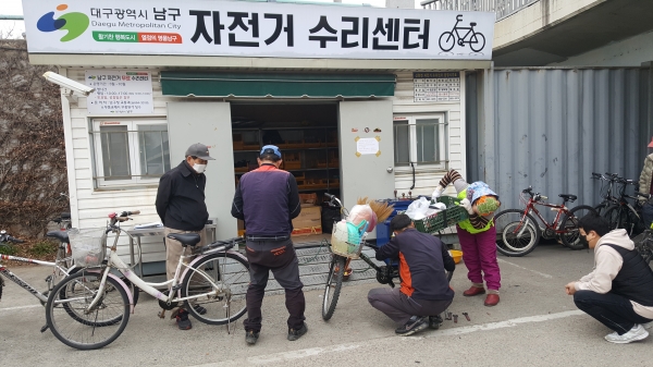 【대구=코리아프러스】 박형원 기자 = 자전거 수리센터 수리 사진  (사진=남구청)
