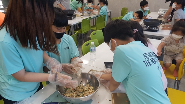 【충주=코리아플러스】 윤용철 기자= 용원초등학교 학생들이 굴림 만두를 만들고 있는 모습