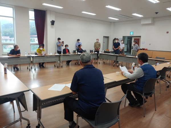 충북 옥천군 청성면 한두레마을 운영위원회는 지난 19일 10시30분 옥천농촌활력지원센터와 중장기발전계획에 대한 회의를 진행하였다.
