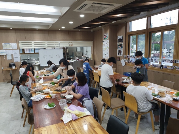 【옥천=코리아플러스】박은경 기자 = 향수뜰돌봄교실 학생들이 사각김밥을 만들고 있다.