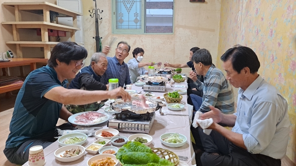 【영동=코리아플러스】 김종배 기자 = 모리마을에 귀농 귀촌하신 분과 식사하고 있다.<br>