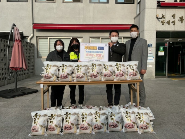 【옥천=코리아플러스】박은경 기자 = 지난 15일 옥천읍여성자율방범대는 옥천노인장애인복지관에 백만원상당의 쌀을 기부했다.