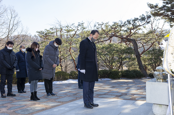 청년당원 박재민(23)군, 엄지혜(23)양, 통일한국당 이경희 대표가 박정희 전 대통령 묘역을 참배하고 있다.
