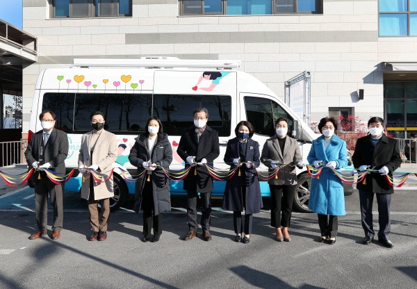 6일 유성구 보건소에서 “마음안심버스” 발대식이 개최된 가운데, 참석내빈들이 테이프커팅식을 하고 있다.