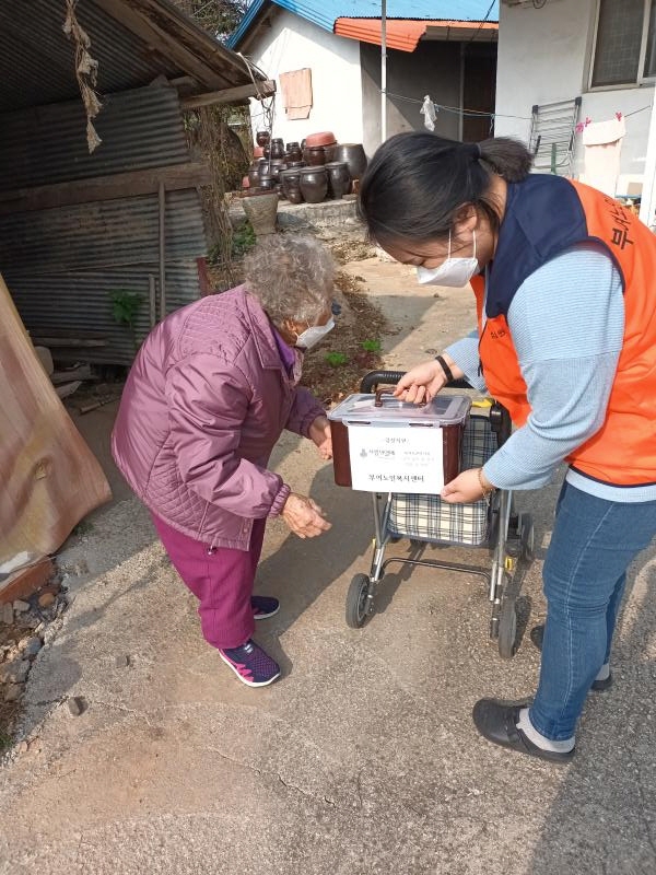 부여성심원은 사회복지공동모금회의 지정기탁사업 후원공모를 통해 김장김치(10kg)와 인체감지 전기매트를 전달했다.