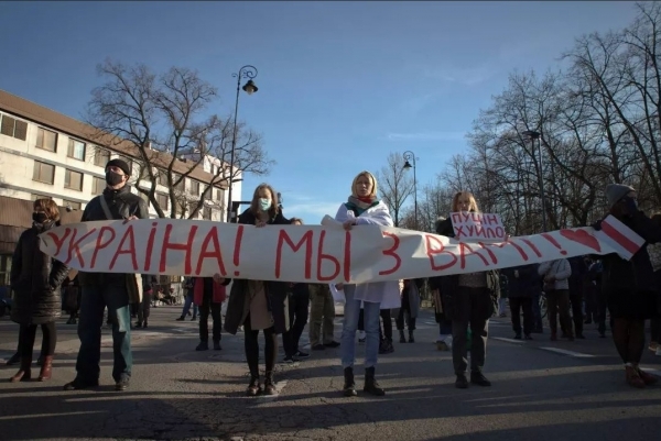 【폴란드=코리아플러스】 채시연 기자 = 폴란드 평화시위대는 바르샤바 러시아 대사관에서 전쟁 반대 시위를 진행하고 있다. (사진=kacper_cozluk)