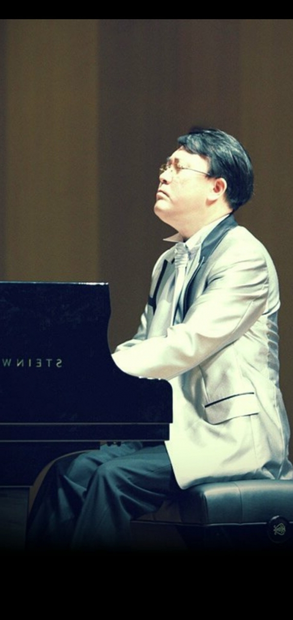 【대전=코리아플러스】 채시연 기자 = 지성철 피아니스트 겸 작곡가는 매주 4째주 일요일마다 유튜브 채널 '지성철(지토벤)피아노카페'를 통해 생방송 라이브 콘서트를 진행한다.