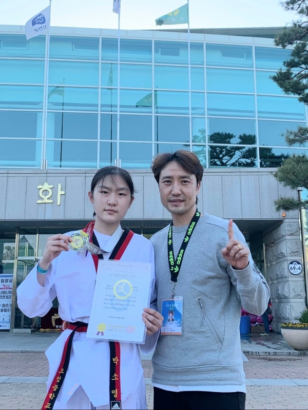 대전동부교육지원청에 따르면 충북 진천군 화랑관에서 열린 제21회 여성가족부장관기전국태권도대회에서 오정중박소연이 금메달을 획득했다고 밝혔다.