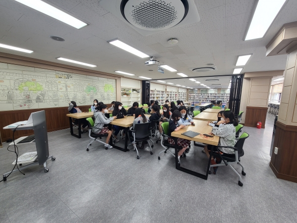 【대전=코리아플러스】 채시연 기자 = 대전신일여자중학교는 동아리실에서 청소년기자단을 출범하고 있다. / 코리아플러스 채시연 기자