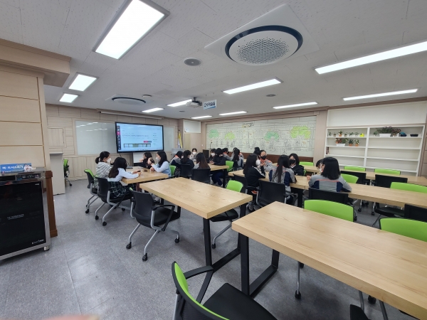 【대전=코리아플러스】 채시연 기자 = 대전신일여자중학교는 동아리실에서 청소년기자단을 출범하고 있다. / 코리아플러스 채시연 기자