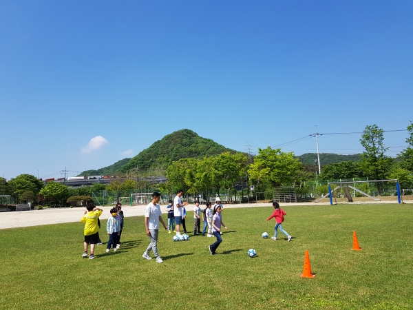 대전광역시교육청은 정상등교를 통한 교육활동 정상화와 온전한 학교 일상회복이 추진됨에 따라 초·중학교 11교에서  K-리그 축구선수와의 만남을 운영한다.