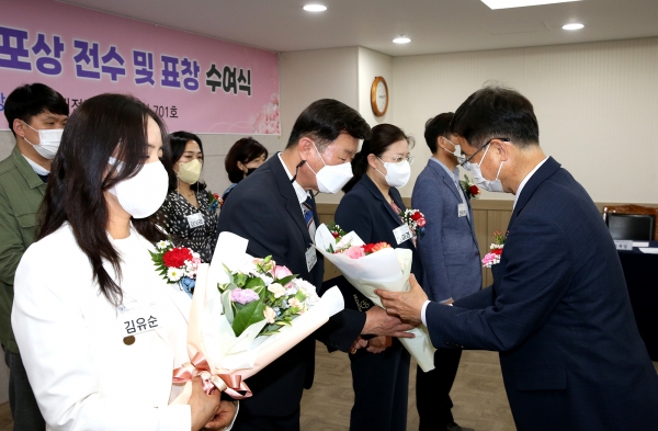 대전광역시교육청은 제41회 스승의 날을 맞아 교육에 헌신해 온 교원들에게 표창을 수여했다.