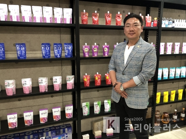 오수복 캡틴, 부대표가 서울 구로구 대자연코리아 본사 사무실 않에서 대자연코리아 회사가 직접 생산, 판매하는 제품 진열대 앞에서 사진을 찍은 모습