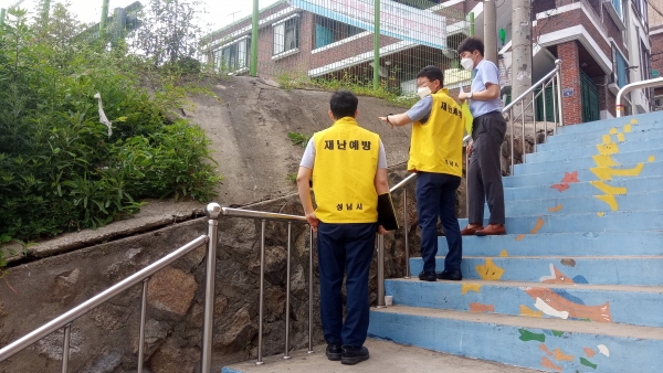 【성남=코리아플러스】 이태호 기자 = 성남시 재난안전관에서 지난해 6월 지역 시설물들을 안전 점검중이다.(사진제공=성남시)