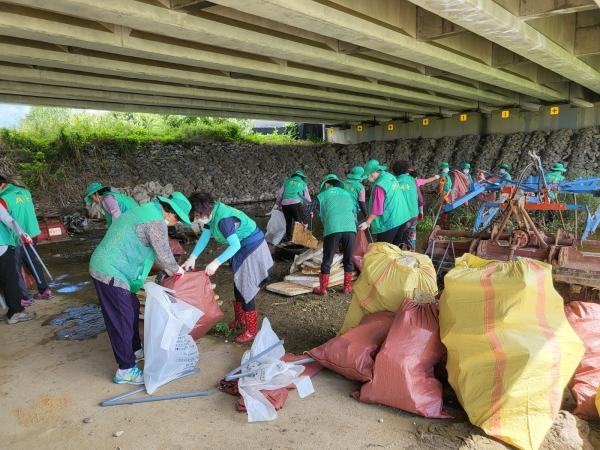 부여 구룡면 새마을부녀회는 하천변 쓰레기 및 마을 사각지대에 적치되어있는 폐기물을 수거하는 환경정화 활동을 실시했다.