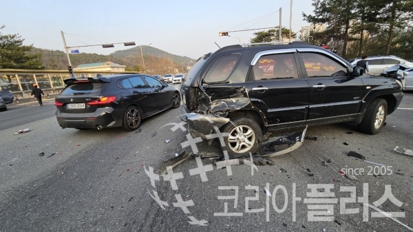 【대전=코리아플러스】 송영훈 기자 = 어제(9일) 오후 5시 20분쯤 대전 덕명동에 있는 삼거리에서 승용차 1대와 SUV 차량 2대가 잇따라 부딪혔다. 이 사고로 70대 승용차 운전자 등 2명이 다쳐 병원으로 옮겨졌다. 경찰은 승용차가 앞서가던 SUV 차량을 들이받은 뒤, 이 충격으로 튕겨 나간 SUV 차량이 다른 차량을 추돌한 것으로 보고 정확한 사고 경위를 조사하고 있다.