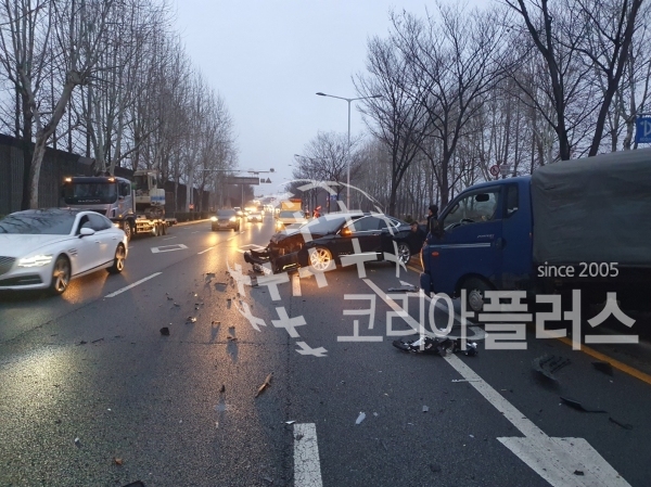 오늘(12일) 아침 6시50쯤 인천시 남동구 장수고가에서 서창분기점방향 도로에서 포터와 임팔라가 추돌하는 빗길 교통사고가 발생했다.  이 사고로 임팔라 운전자가 다쳐 병원으로 옮겨졌다.