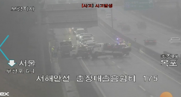 오전 11시 17분쯤 충남 보령시 주산면 서해안고속도로 서울방향 춘장대 졸음쉼터 인근을 달리던 1톤 화물차가 앞서가던 서행 차량을 피하려다 빗길에 미끄러져 전도됐다.  2차 사고나 인명피해 없이 사고처리는 30분 만에 끝났다.(사진=한국도로공사 CCTV화면 캡쳐)