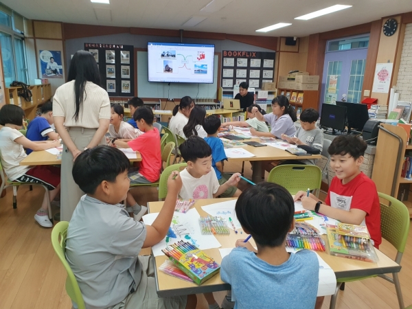 【논산=코리아플러스】 강경화 기자 = 논산벌곡초등학교는 28일 도서관에서 청소년기자단을 발족하고 학교신문 만들기에 돌입하고 있다.<br>