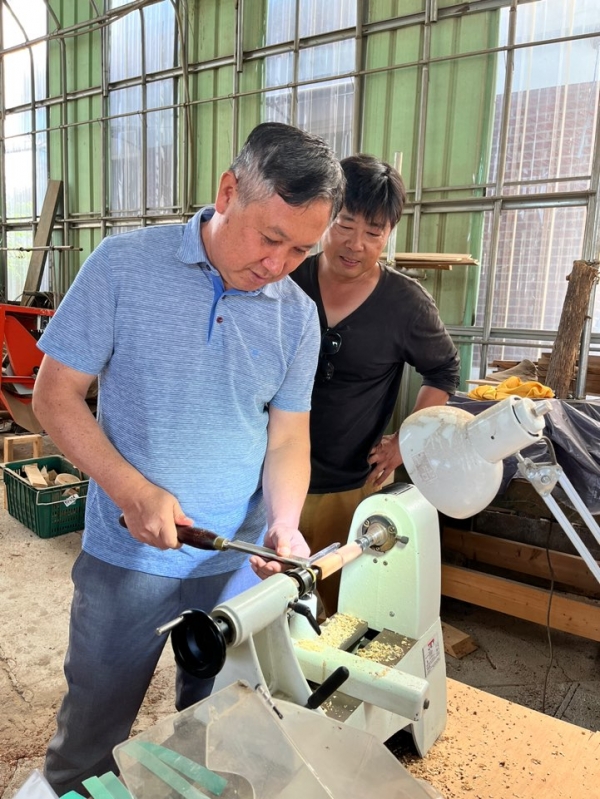 【단양=코리아플러스】 이미영 기자 = 목선반을 이용한 볼펜 만들기 체험을 하고 있는 설마동농촌체험마을 사무장