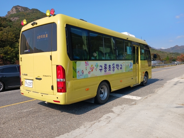 [영동=코리아플러스] 이수옥 기자 = 10월 25일  영동군 용산면의 구룡초등학교 전교생은 노란버스를 타고 금강모치마을로 체험 여행을 왔다.
