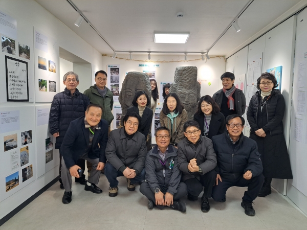 ​'대전의 마을 돌장승과 바위구멍’ 기획전시회 참석한 내빈들과 함께 기념촬영​