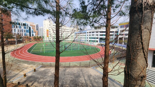 【대전=코리아플러스】김용휘 기자 = 판암초등학교 운동장에서는 휴일을 맞아 학생들이 축구경기를 하고 있다. 