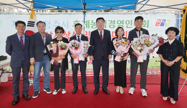 【청주=코리아플러스】 이종필 장영래 기자 = 9일 (사)한국후계농업경영인 청주시연합회(회장 신인성)는 청주시 농업기술센터 야외 잔디광장에서 ‘제11회 청주시 후계농업경영인 대회’를 개최하고 있다. (사진=청주시)