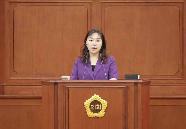 【대전=코리아플러스TV】 강경화 기자 = 김민숙 의원은 18일 " 0시 축제의 객관적인 성과평가 해야 방문객 수 등 산출근거 신뢰성 확보 돼야한다"고 말하고 잇다. (사진=대전시의회)