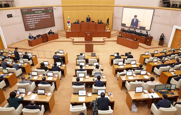 【대전=코리아플러스TV】 강경화 기자 = 김민숙 대전시의회 교육위원회 의원(더불어민주당, 비례대표)은 제290회 임시회 제3차 본회의에서 5분 자유발언을 통해 지난달 개최된 대전 0시 축제의 방문객 수를 산출하는 방식은 객관성과 합리성이 결여됐다며, 자신의 산출근거를 제시했다. (사진=대전시의회)