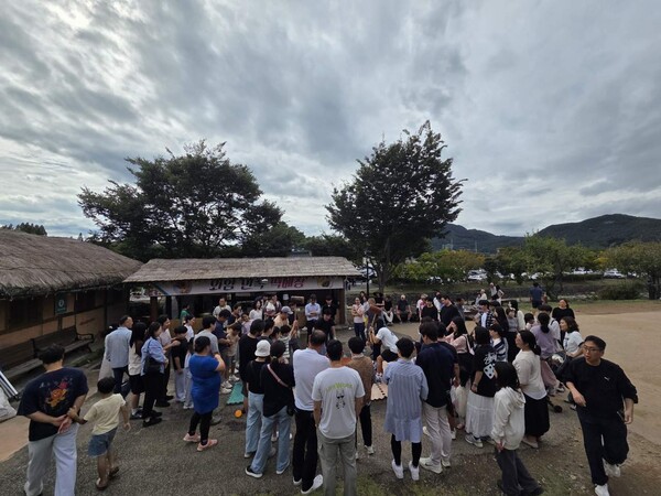 【아산=코리아플러스】 김연우 박용순 이종필 기자 = 아산시(시장 오세현)와 (사)외암민속마을보존회(회장 이규정)는 추석 연휴 기간(6~9일) 외암민속마을과 저잣거리 일원에서 열린 ‘짚풀문화제 사전행사’가 성황리에 마무리됐다고 밝혔다. (사진=아산시)